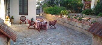 Outbuilding of an old villa 10 minutes from the sea: unit 1