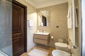 Deluxe Suite | Bathroom | Rainfall showerhead, free toiletries, bidet, towels