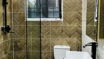 Basic Room | Bathroom | Shower, towels