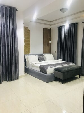 Deluxe Single Room | Bed sheets - De Fivez Hotel (Lekki)