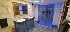 Douche, articles de toilette écologiques, sèche-cheveux