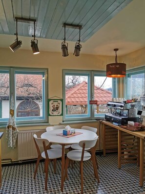 Dining - Villa Kuschmann 1905 Renovierte Ferienwohnung mit Schoene Stadtuebersicht (Brașov)