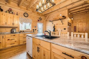 Fridge, microwave, oven, stovetop - Saw'N Loggz | Log Cabin | SAUNA | AC | Rustic (Mar)