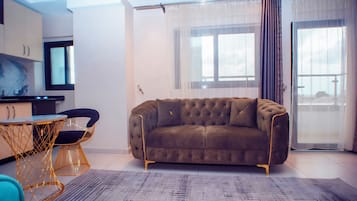 Suite Exécutive | Salle de séjour | TV connectée de 42 pouces avec chaînes par satellite, télévision