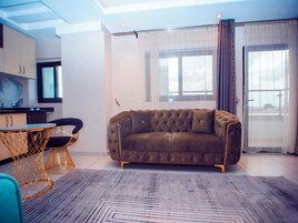 Executive Suite | Living room | 42-inch Smart TV with satellite channels, TV