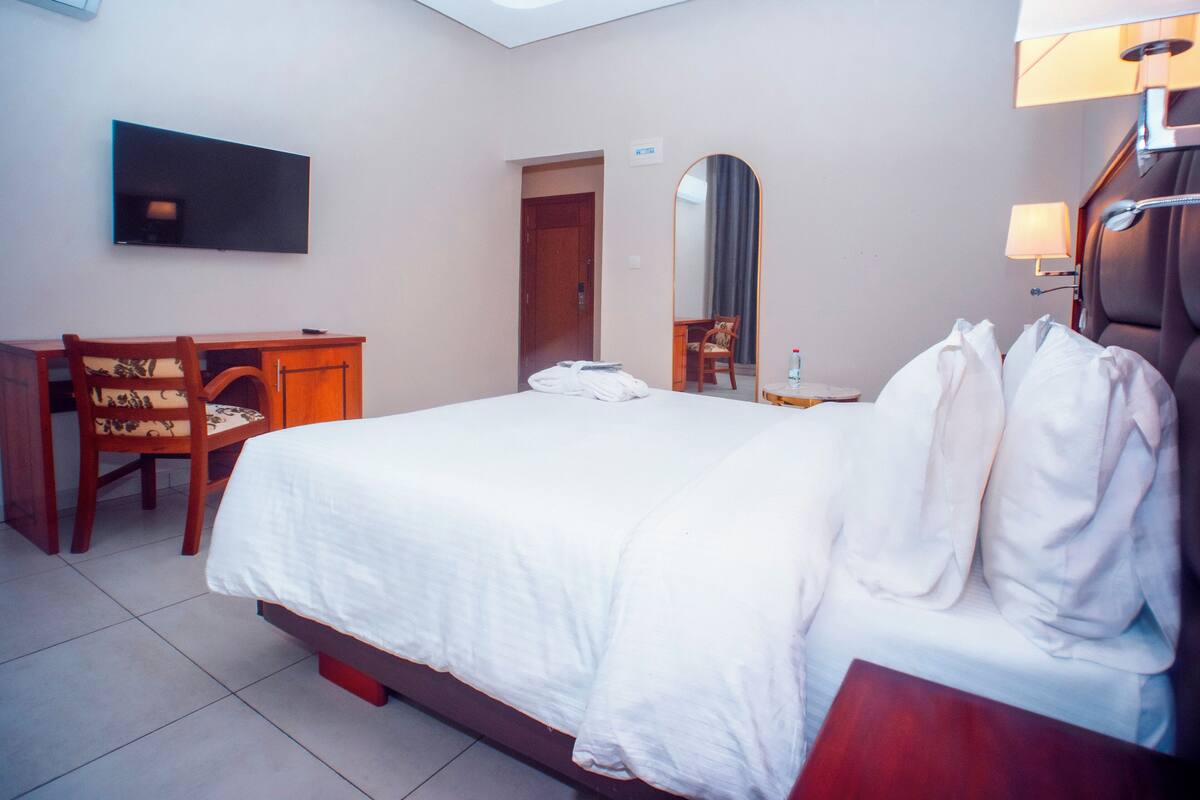 Deluxe Room | Premium bedding, minibar, in-room safe, desk