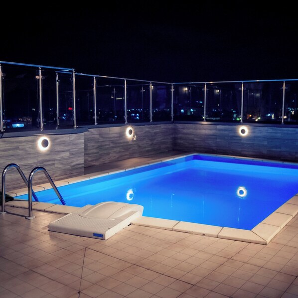 Una piscina al aire libre