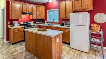 Réfrigérateur, micro-ondes, four, cafetière/bouilloire