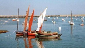 A marina with several sailboats docked. - Plain pied at eckmuhl lighthouse  (Penmarc'h)