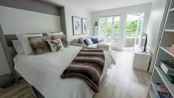 2 chambres, coffres-forts dans les chambres, bureau