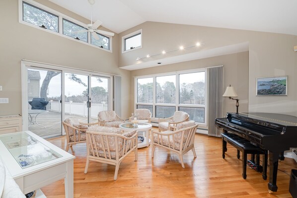 Interior - Popponesset Waterfront home; 4-bedrooms, 3 baths, sleeps 8, A/C, outdoor shower (Mashpee)