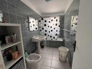 Haartrockner, Bidet, Handtücher, Toilettenpapier