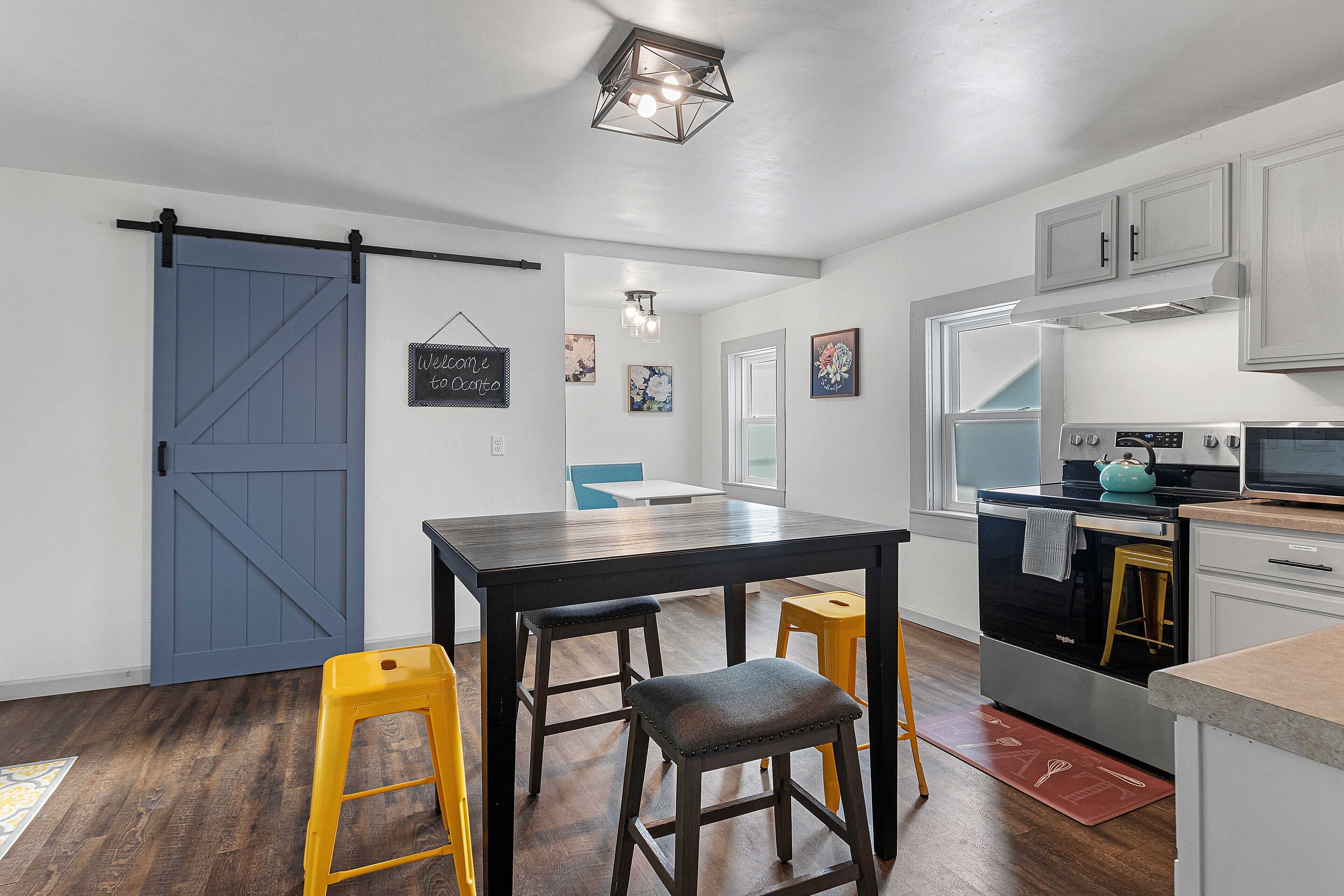 Small Town Retreat- 5br- Movie Theater Room!