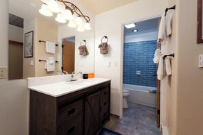 Combined shower/tub, hair dryer, towels