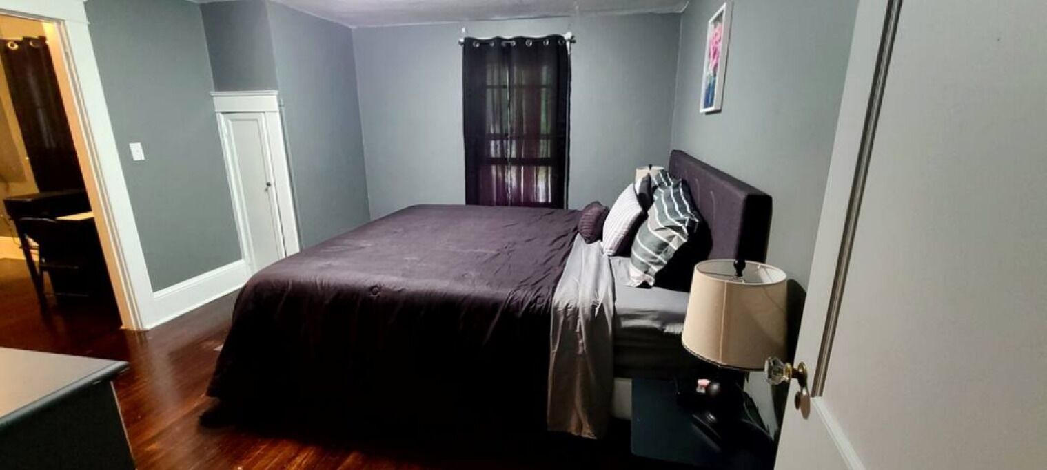 3 bedrooms, desk, iron/ironing board, travel crib