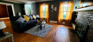 TV connectée, cheminée, table de tennis de table, imprimantes