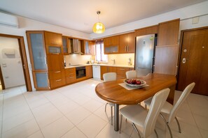 Family Apartment | Private kitchen | Fridge, microwave, oven, stovetop - Heronissos Apartment (Hersonissos)