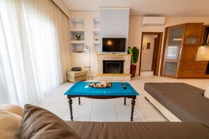 Apartament familiar | Sala d'estar | Televisor intel·ligent de 40 polzades amb canals per satèl·lit
