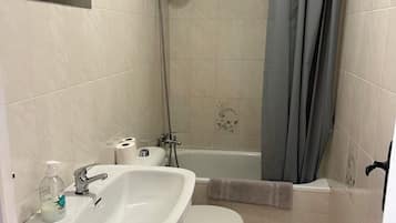 SĂšche-cheveux, serviettes fournies, savon, shampoing