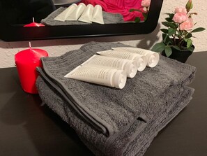 Hair dryer, towels, soap, shampoo - La Marina House - Cozy, Quiet & Private (VC)