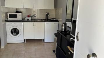 Een koelkast, een magnetron, een kookplaat, een waterkoker