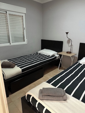1 dormitorio, tabla de planchar con plancha, wifi gratis y ropa de cama