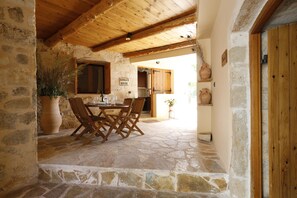 Outdoor dining - Villa Praxithea (Gavalohori)