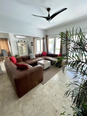 Smart-TV, Kamin, Stereoanlage