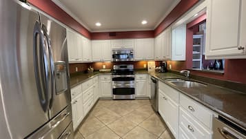 Condo, 3 Bedrooms | Private kitchen | Oven, coffee/tea maker, toaster