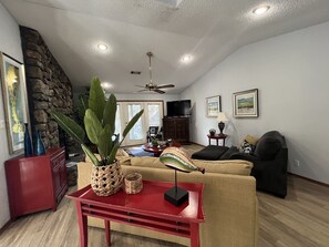 Condo, 2 quartos | Área de estar