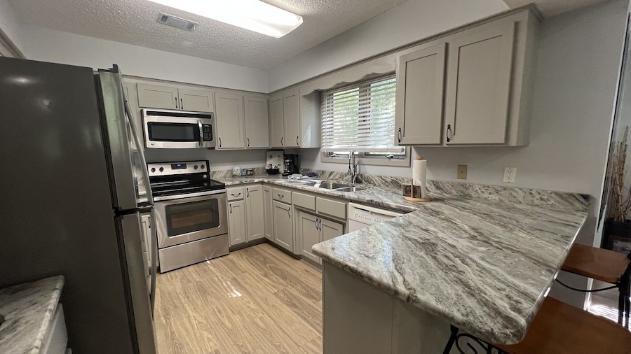 Forest view, log-sided two bedroom, two bath condo on Lake Ouachita. by RedAwning