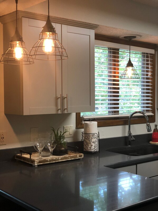 Condo, 2 chambres | Cuisine privée | Réfrigérateur, un four, cafetière-théière, grille-pain