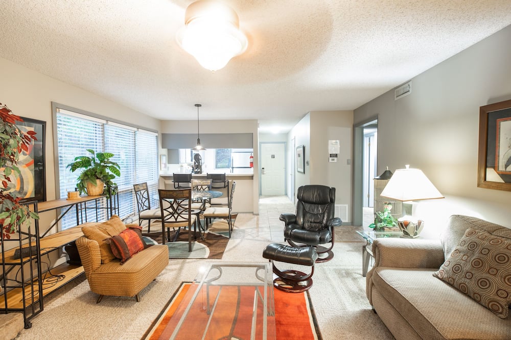 Forest view two bedroom, two bath condo on Lake Ouachita, steps away from pool and spa. by RedAwning - Lake Ouachita, AR
