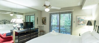 Forest view two bedroom, two bath condo on Lake Ouachita, steps away from pool and spa. by RedAwning