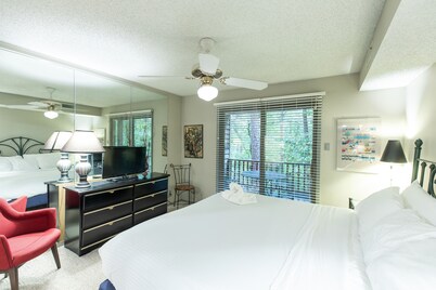 Forest view two bedroom, two bath condo on Lake Ouachita, steps away from pool and spa. by RedAwning