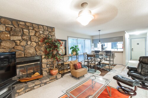 Forest view two bedroom, two bath condo on Lake Ouachita, steps away from pool and spa. by RedAwning