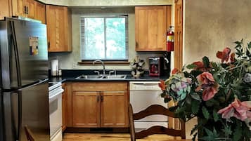 Ferienhaus, 2 Schlafzimmer | Eigene Küche | Kühlschrank, Ofen, Wasserkocher mit Kaffee-/Teezubehör, Toaster