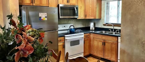 Cottage, 2 Bedrooms | Private kitchen | Fridge, oven, coffee/tea maker, toaster
