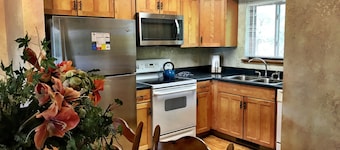 Lake view two bedroom, two bath Harbor North luxury cottage with private hot tub overlooking Lake Ouachita. by RedAwning