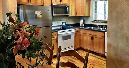 Lake view two bedroom, two bath Harbor North luxury cottage with private hot tub overlooking Lake Ouachita. by RedAwning