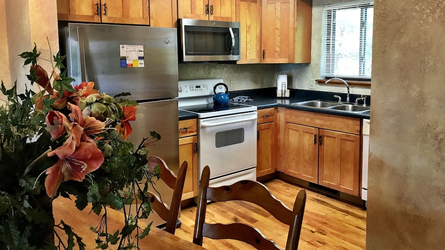 Lake view two bedroom, two bath Harbor North luxury cottage with private hot tub overlooking Lake Ouachita. by RedAwning