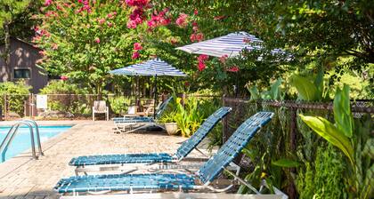 Lake view three bedroom, three bath Harbor North luxury cottage with private hot tub overlooking Lake Ouachita. by RedAwning