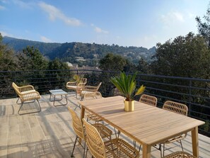 Outdoor dining - House with magnificent view (Caunes-Minervois)