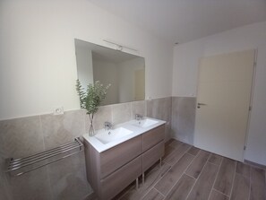 Regadera, secadora de cabello, toallas 