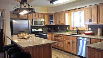 Cottage, 3 Bedrooms | Private kitchen | Fridge, oven, toaster