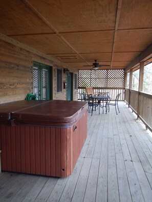 Cottage, 3 Bedrooms | Outdoor spa tub