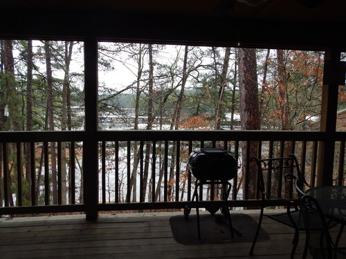 Lake view three bedroom, three bath cottage with private hot tub overlooking Lake Ouachita. by RedAwning