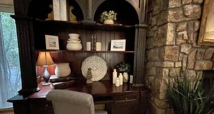 One bedroom, one bath log-sided cottage with private hot tub on Lake Ouachita. by RedAwning