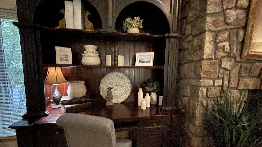 One bedroom, one bath log-sided cottage with private hot tub on Lake Ouachita. by RedAwning