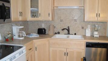 Ferienhaus, 2 Schlafzimmer | Eigene Küche | Ofen, Wasserkocher mit Kaffee-/Teezubehör, Toaster